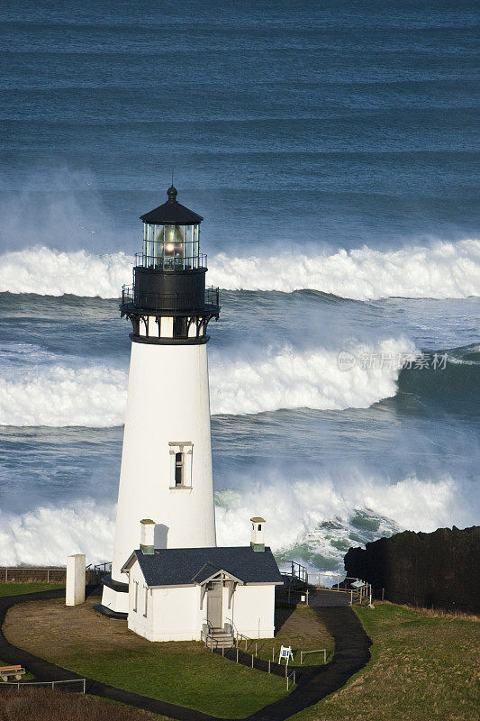 Yaquina Head灯塔在俄勒冈海岸冲浪前